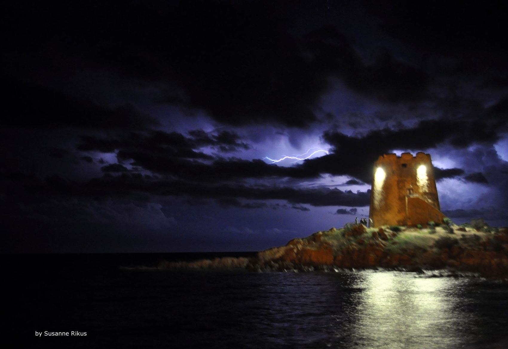 Küstenturm im Gewitter mit Blitz — Sardinien, Foto von Susanne Rikus