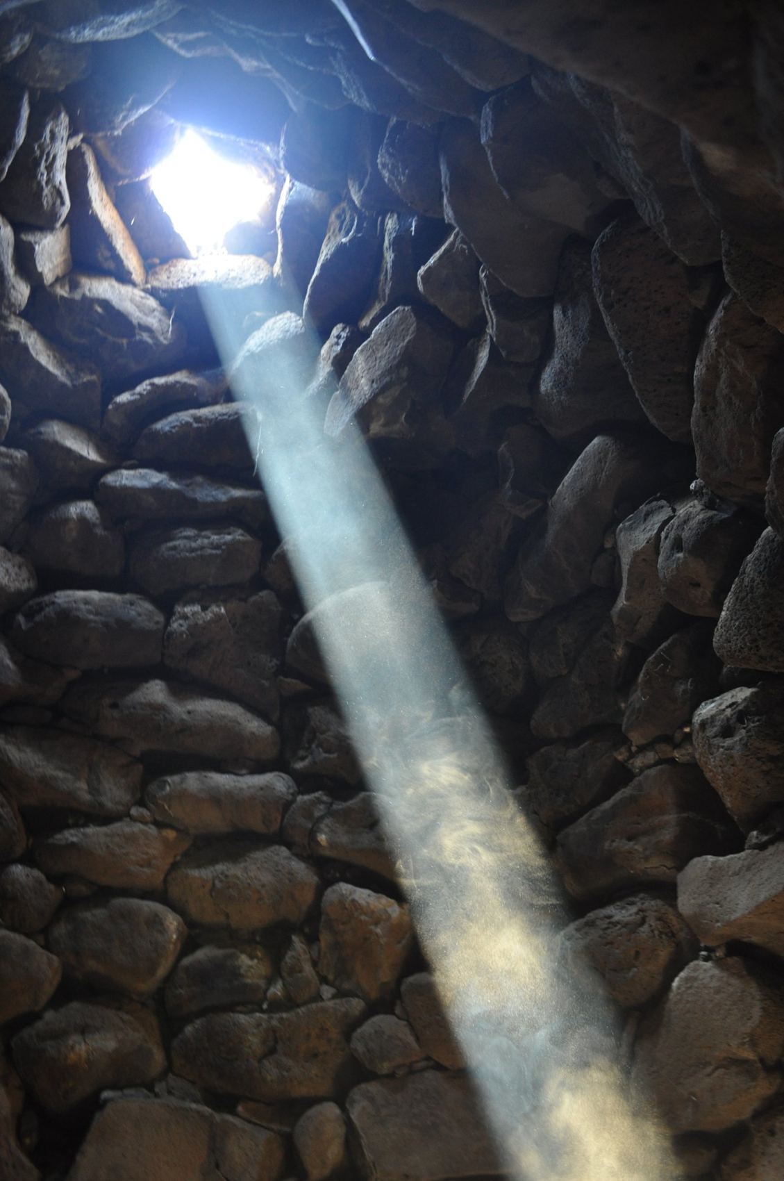 Lichtstrahl in einer alten Steinkammer — Sardinien