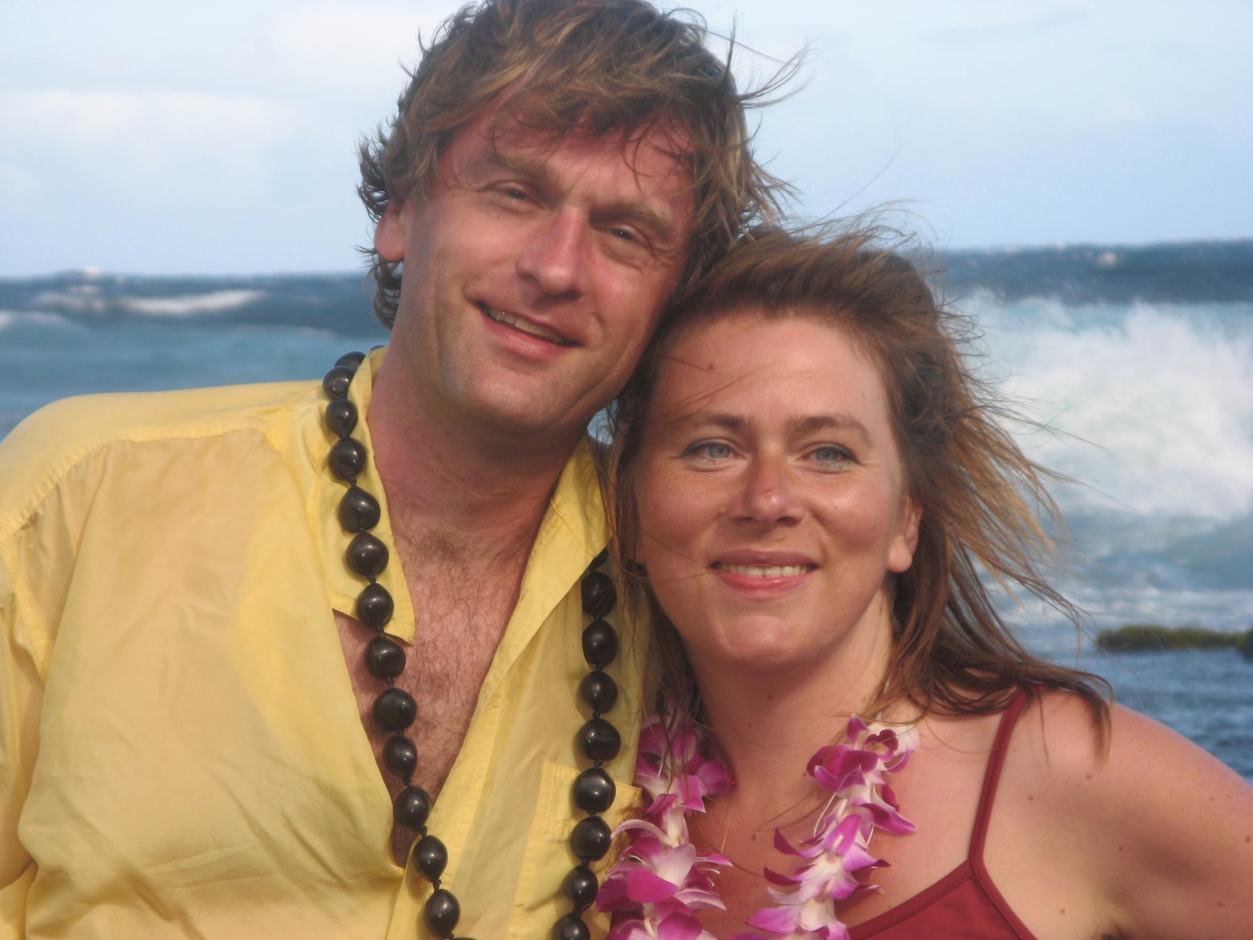 Susanne Rikus und Arndt Himmelreich in jüngeren Jahren am Meer auf Hawaii