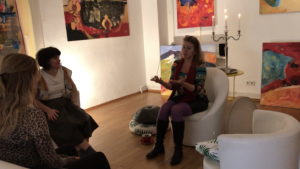 Susanne mit einer Gruppe von Frauen beim Seminar