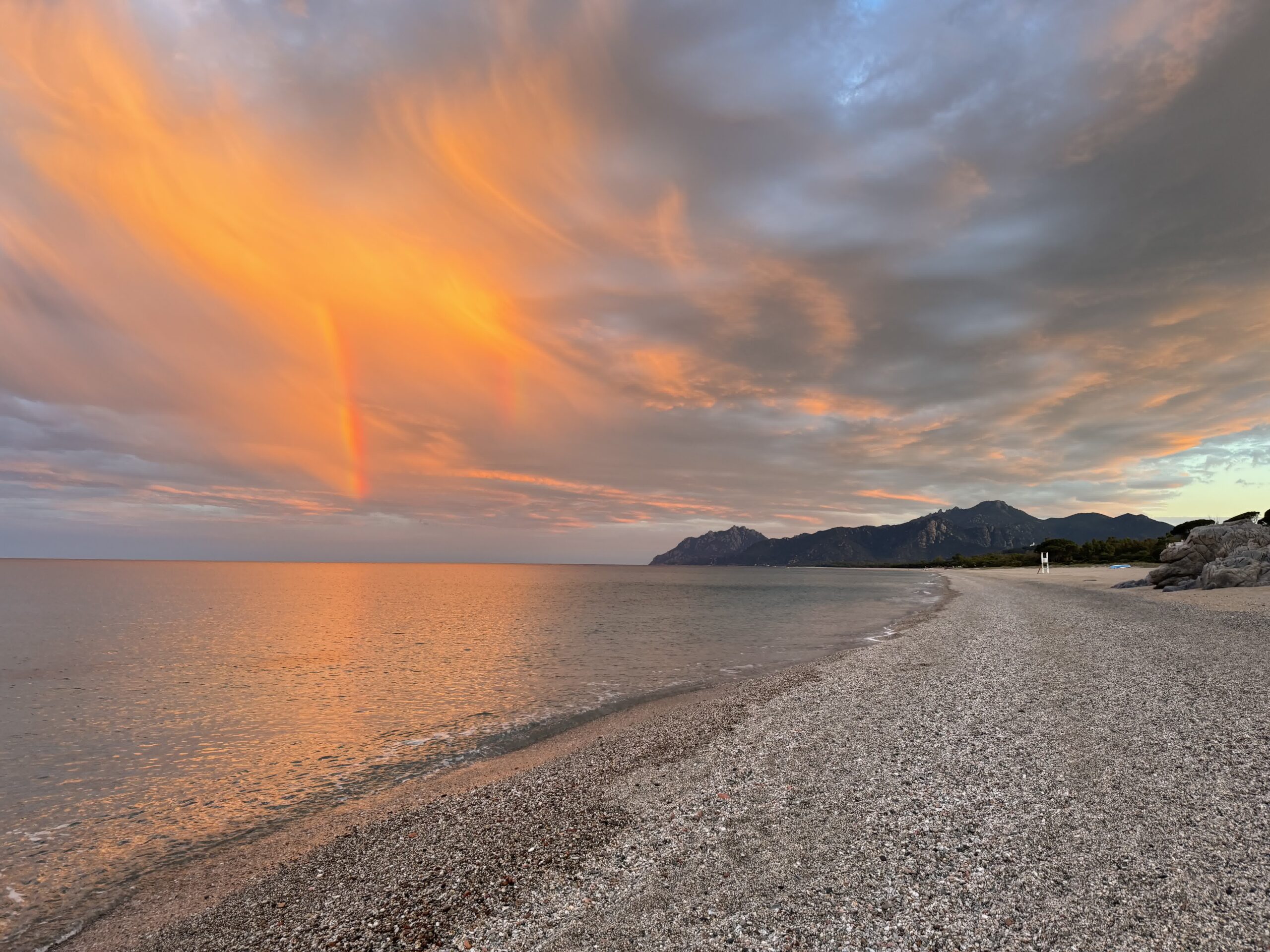 Sonnenuntergang mit Regenbogen auf Sardinien mit Alohana Institut